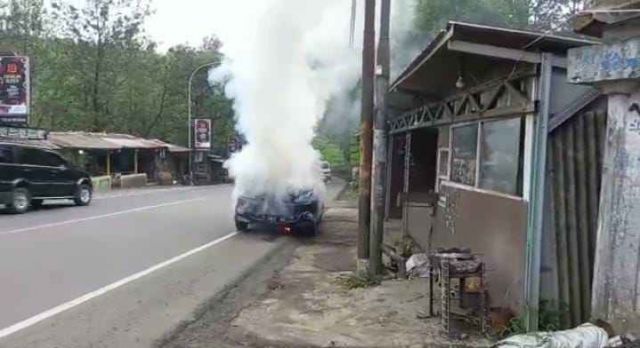 Mobil Seorang Guru Daerah Terpencil Terbakar di Puncak, Begini Kondisinya